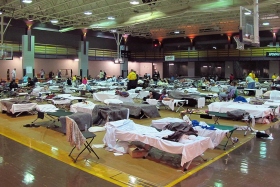 Саентологические добровольные священники работают в лагере для пострадавших в Нэшвилле.