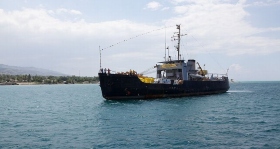 На Гаити прибывает корабль, несущий более ста тонн гуманитарного груза, отправленного на остров на средства, собранные саентологами.