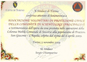 Сертификат мэра Турина о признании заслуг «Саентологической общественной ассоциации гражданской обороны» за предоставление помощи и защиты жителям деревни Сан Джиакомо и города Л'Аквилла, пострадавшим в результате землетрясения 6 апреля 2009 года.