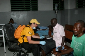 Дэвид работает в больнице города Порт-о-Пренс на Гаити.