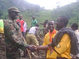Скауты из Кении, обученные на добровольных священников, помогали проведению спасательной операции после оползней в районе Будуда в Уганде.