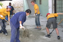 Восстановительные работы в больнице в Порт-о-Пренс.