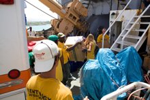 Добровольные священники организовали доставку предметов первой необходимости и других средств помощи, в частности «Спасательный корабль для Гаити».