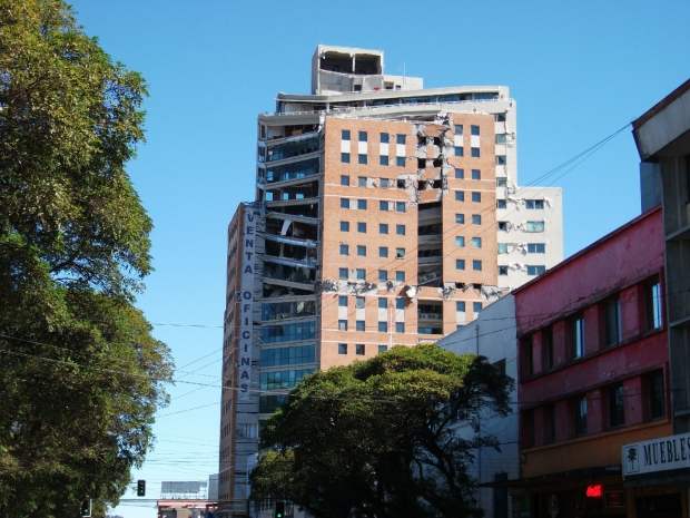 Разрушенное высотное здание в городе Консепсьон, март 2010 года.