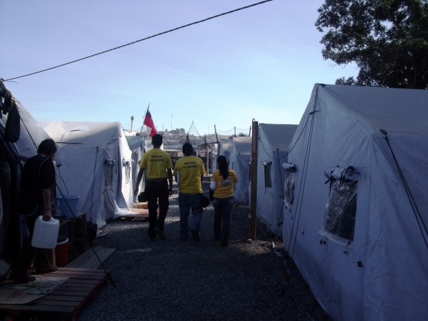 Лагерь беженцев в портовом городе Талькахуано в провинции Консепсьон, апрель 2010 года.