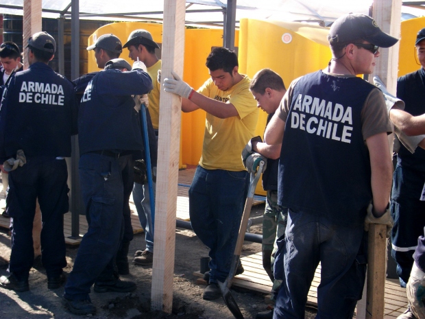 Добровольные священники помогают чилийским военно-морским силам в строительстве временного жилья, май 2010 года.