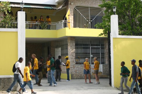 Дом саентологических добровольных священников на Гаити.
